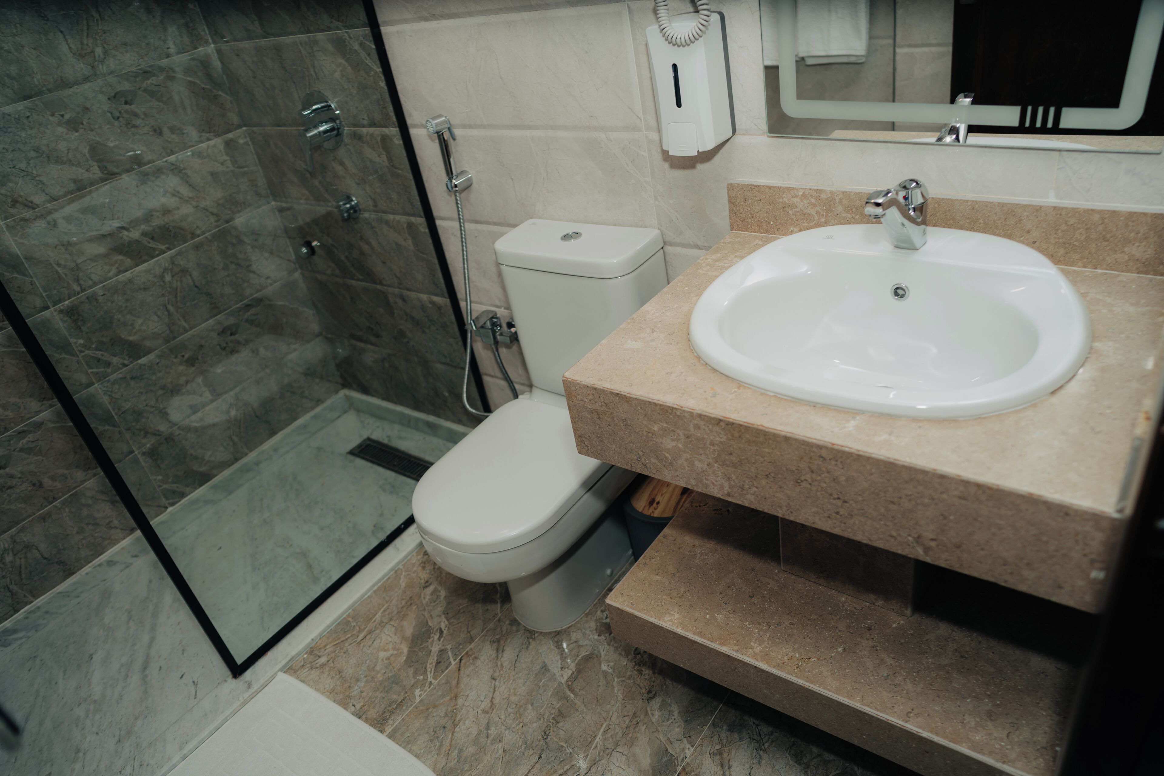 Regadera, tina de hidromasaje, secadora de cabello, bidet 