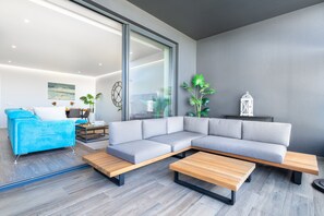 TV - Luxury 2-Bedroom Apartment with Sea View and Pool (Portimão)