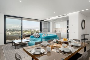 Interior - Luxury 2-Bedroom Apartment with Sea View and Pool (Portimão)