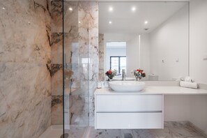 Shower, hair dryer, towels - Luxury 2-Bedroom Apartment with Sea View and Pool (Portimão)