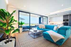TV - Luxury 2-Bedroom Apartment with Sea View and Pool (Portimão)