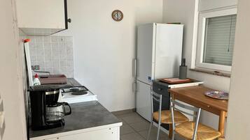 Fridge, oven, stovetop, cookware/dishes/utensils