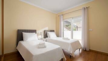 2 bedrooms, WiFi, bed sheets, wheelchair access