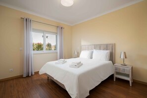 2 bedrooms, WiFi, bed sheets, wheelchair access - Cozy Two-Bedroom Apartment in Cabanas with Pool (Conceição)