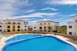 Pool - Cozy Two-Bedroom Apartment in Cabanas with Pool (Conceição)
