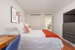 1 habitación, tabla de planchar con plancha y ropa de cama 