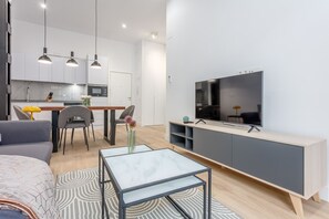 Ein modernes Apartment mit Küche, Essbereich und Wohnzimmer.