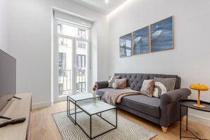 Living area - Cozy 1BR Retreat Steps from Sol & Santa Ana (Madrid)