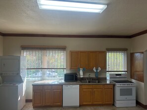 Private kitchen - Bay Nassau
SPACIOUS escape to quiet, getaway in Yamacraw Beach, Nassau, Bahamas (Nassau)