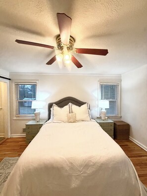 3 bedrooms, Internet, bed sheets - Charming Home- Short Walk to Augusta National (Augusta)