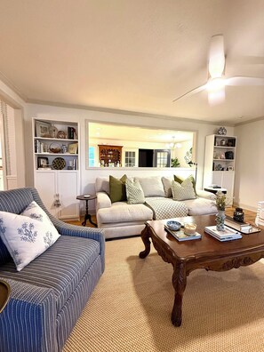 Living area - Charming Home- Short Walk to Augusta National (Augusta)