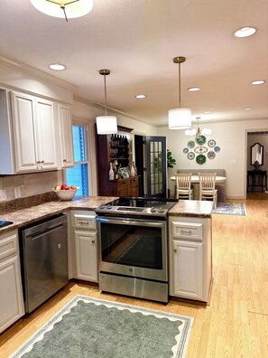 Private kitchen - Charming Home- Short Walk to Augusta National (Augusta)
