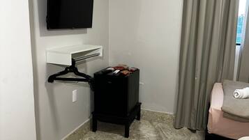 Economy Single Room, City View | Langsir/tirai gelap terus, seterika/papan seterika, Wi-fi percuma