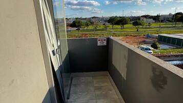 Quarto triplo luxo, sacada, vista para a cidade | Cortinas blackout, ferros/tábuas de passar roupa, Wi-Fi de cortesia