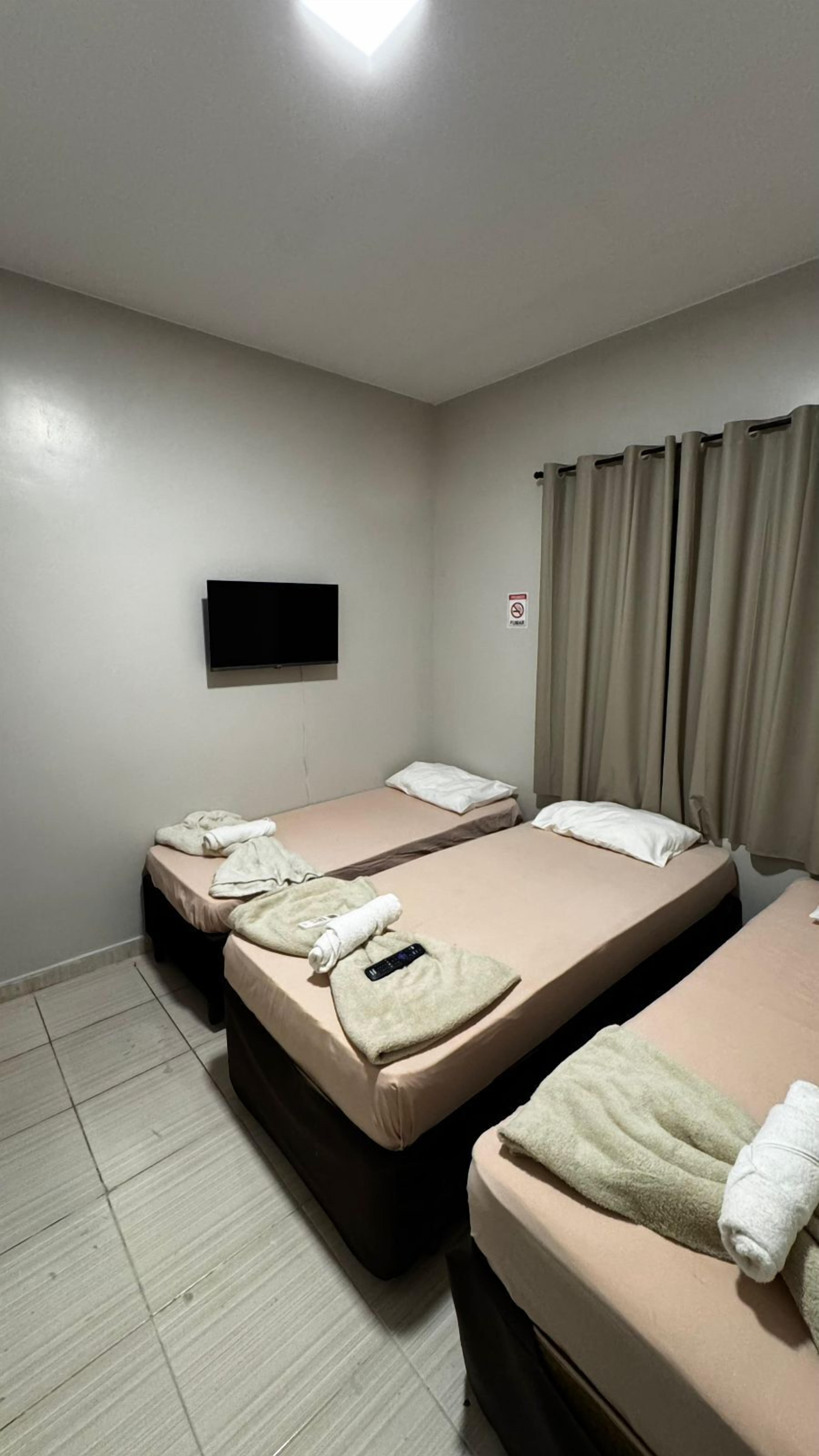 Economy-herbergi fyrir þrjá - sameiginlegt baðherbergi | Myrkratjöld/-gardínur, straujárn/strauborð, ókeypis þráðlaus nettenging