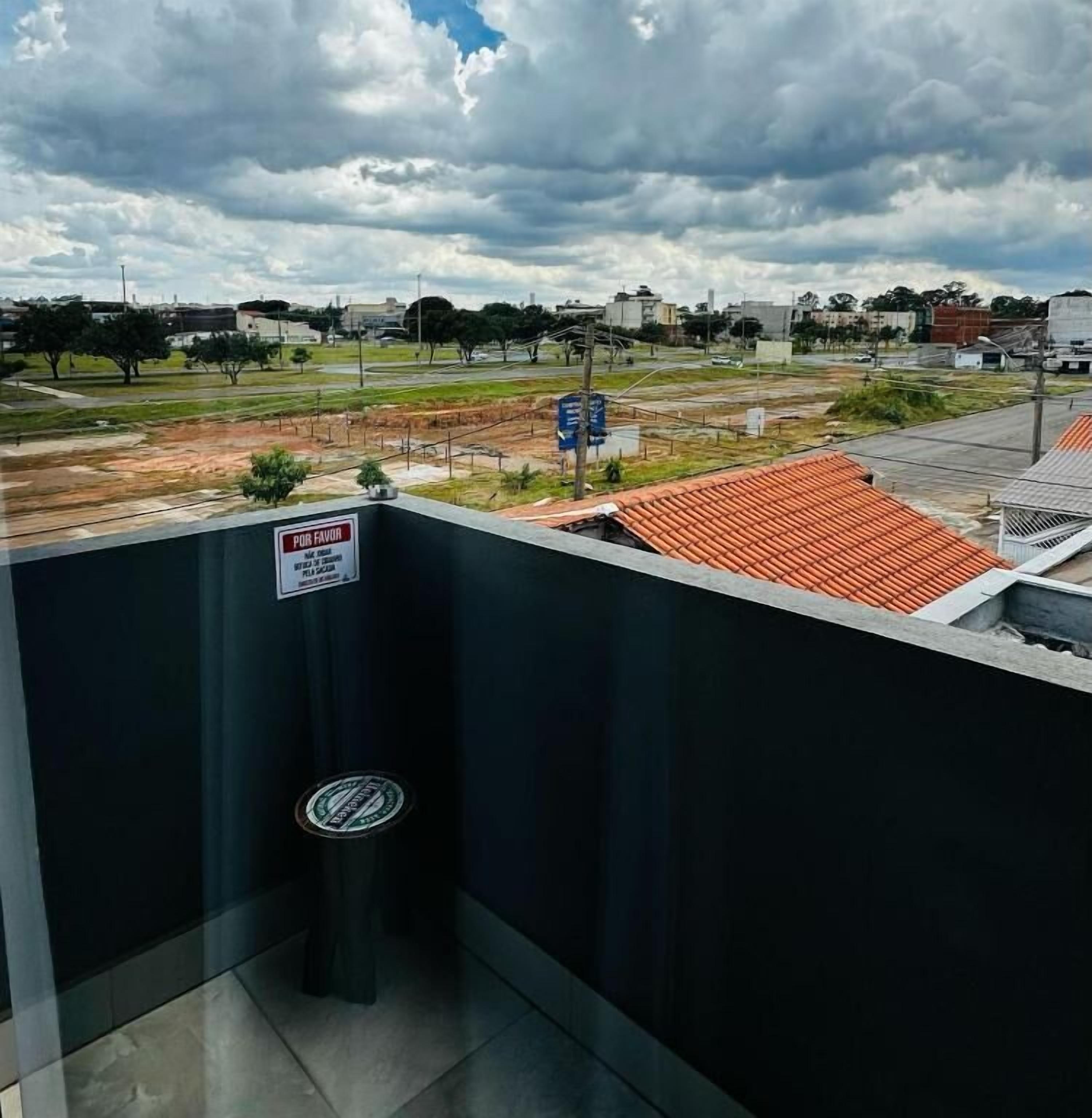 Chambre Triple Deluxe, balcon, vue ville | Enceinte de l’hébergement