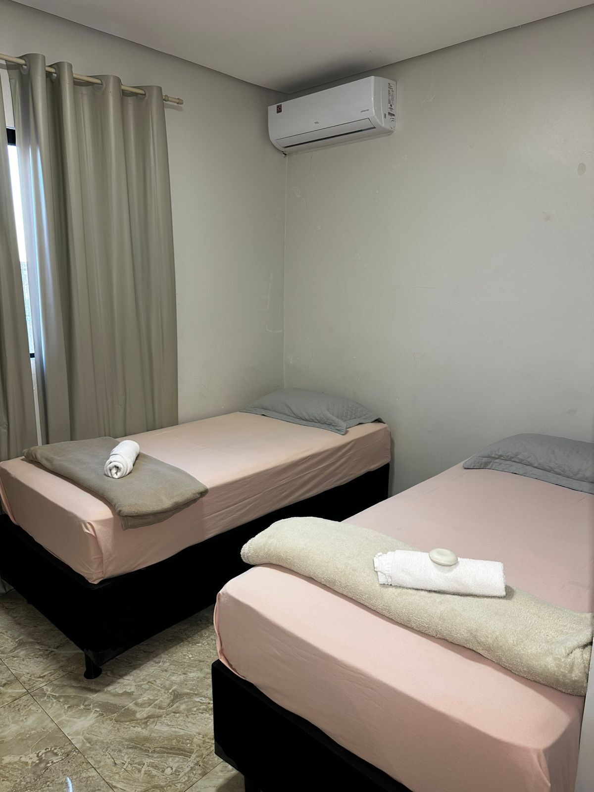 Economy-herbergi fyrir tvo, tvö rúm | Myrkratjöld/-gardínur, straujárn/strauborð, ókeypis þráðlaus nettenging