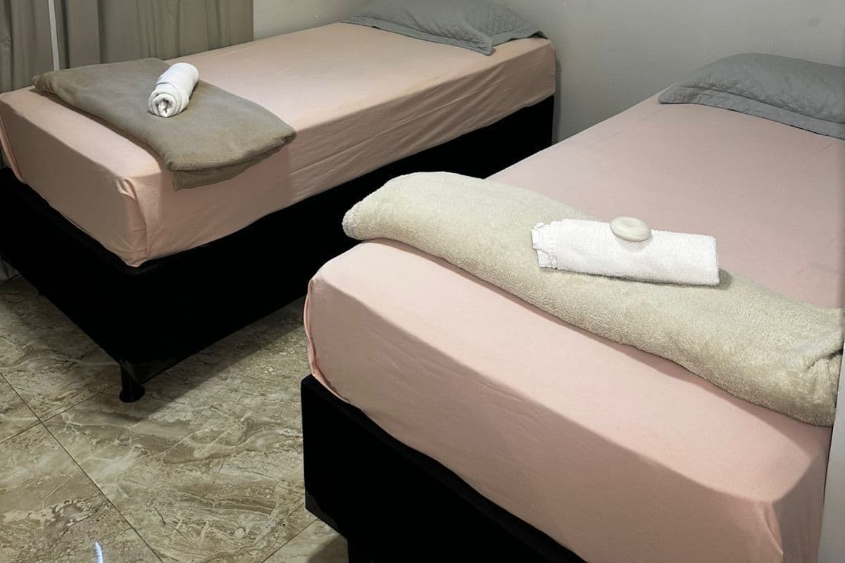 Economy-herbergi fyrir tvo, tvö rúm | Myrkratjöld/-gardínur, straujárn/strauborð, ókeypis þráðlaus nettenging