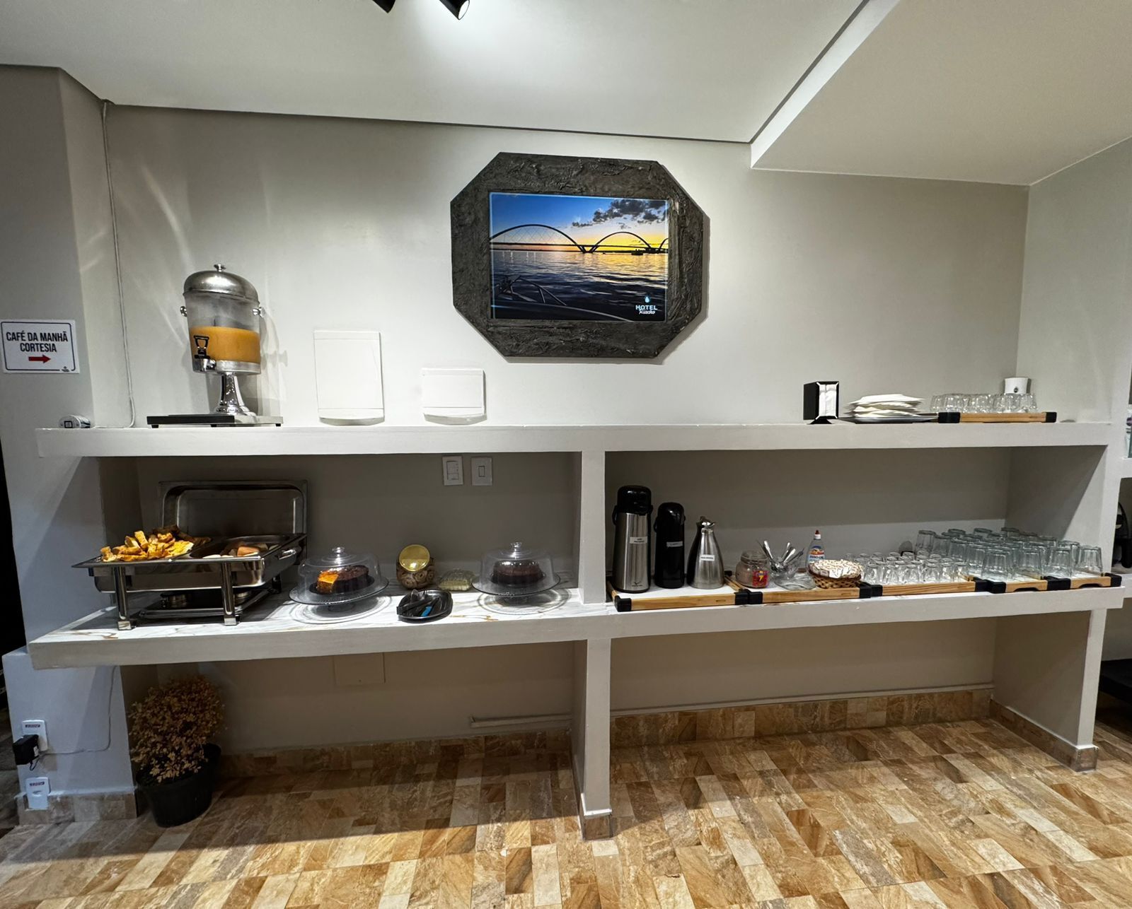 Café da manhã com buffet grátis todos os dias