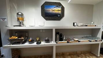 Café da manhã com buffet grátis todos os dias