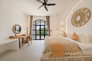 Schreibtisch, Bügeleisen/Bügelbrett, Reisekinderbett, WLAN