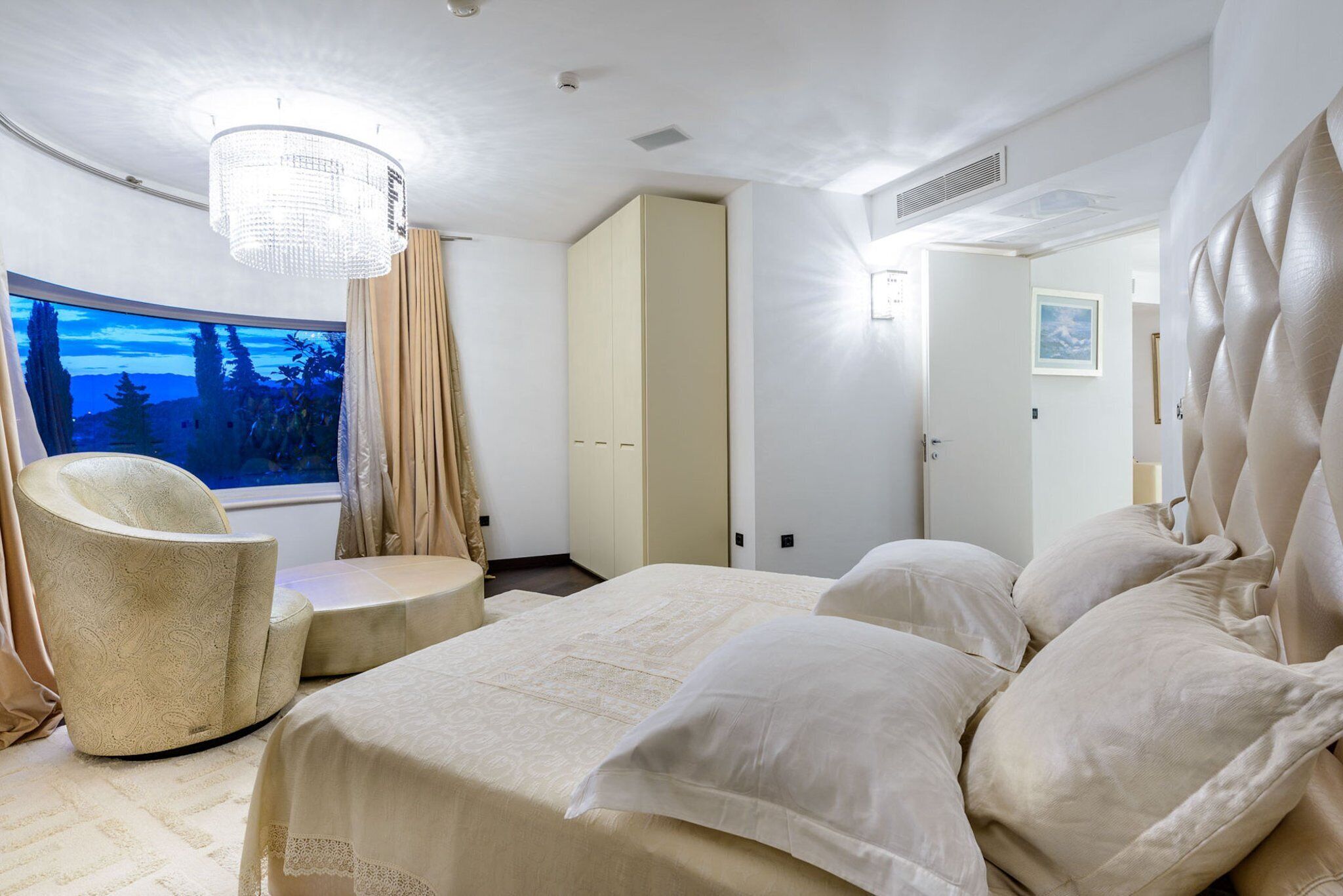 4 chambres, coffres-forts dans les chambres, fer et planche à repasser