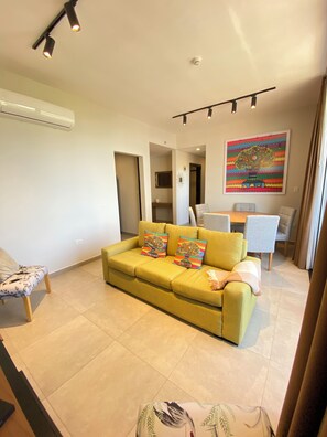 Living area - Steps away from Shopping del Sol - Torre Firenze (Asunción)