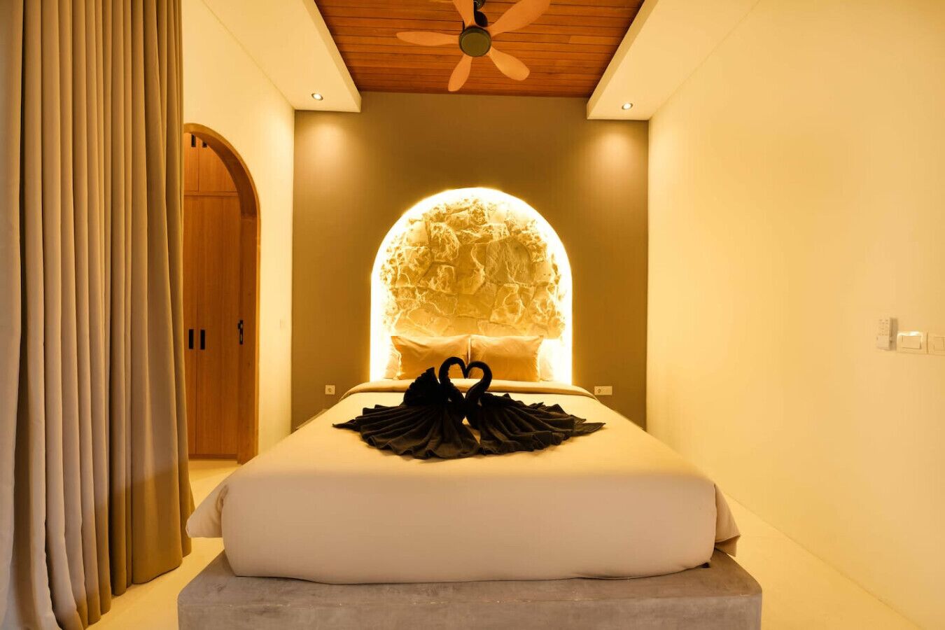 1 bedroom, desk, WiFi, bed sheets