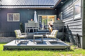 Une terrasse avec des meubles d’extérieur et vue sur la maison.