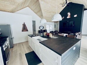 Kylskåp, mikrovågsugn, ugn och spishäll