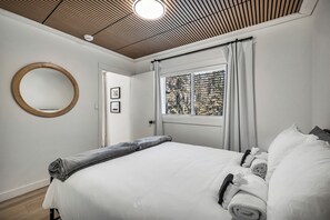 3 bedrooms, iron/ironing board, WiFi (free), bed sheets