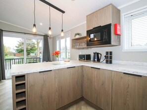 Dishwasher, cookware/dishes/utensils - Poppy (Leominster)