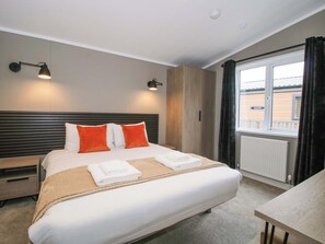 2 bedrooms, individually decorated, individually furnished - Poppy (Leominster)