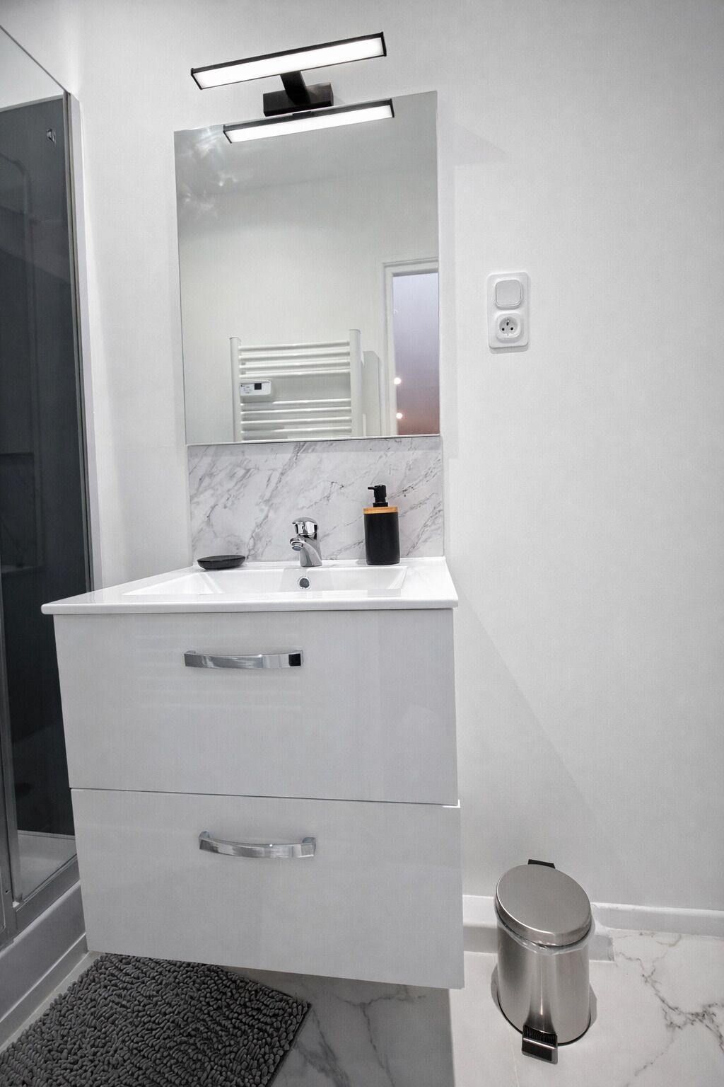 Haartrockner, Handtücher, Seife, Toilettenpapier