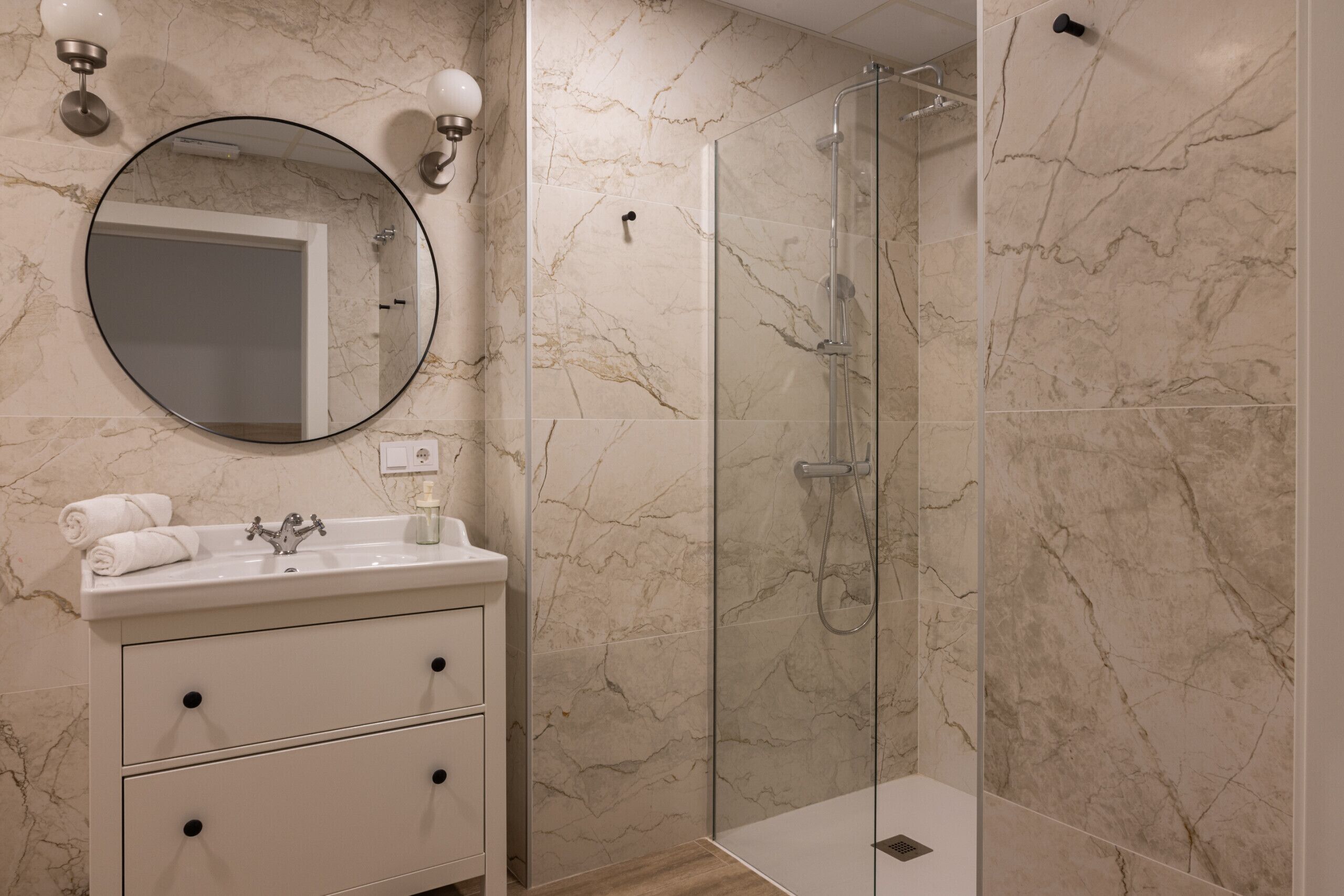 Een douche, een haardroger, handdoeken
