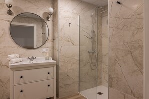 Een douche, een haardroger, handdoeken