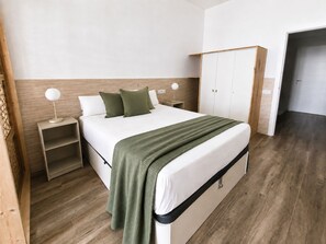 A bedroom with a bed, bedside tables, a wardrobe, and a door leading to another room. - Valencia Urban Suite IX | 4 Guests | A/C & Wi-Fi | Near the City Center (Valencia)