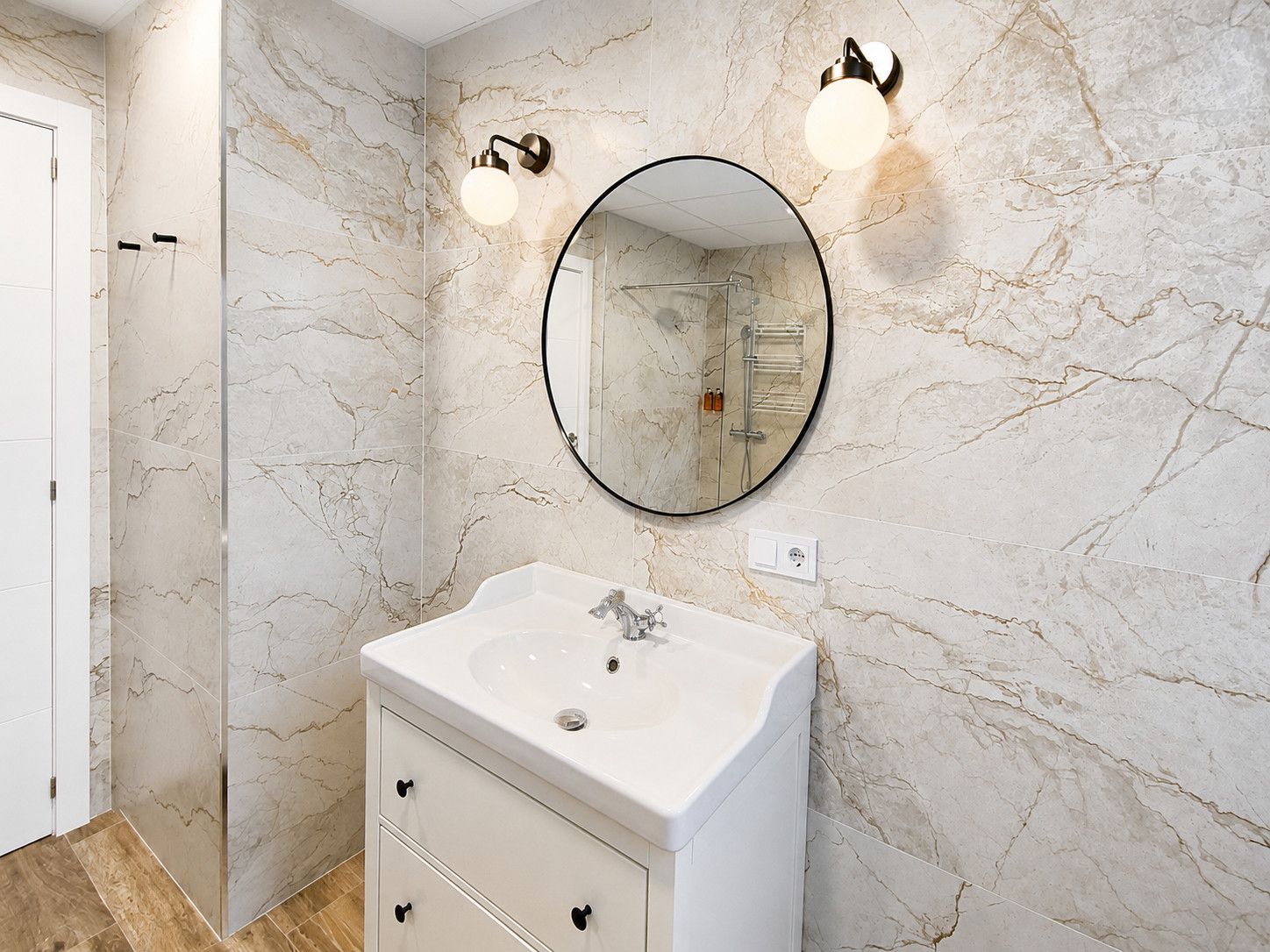 Een douche, een haardroger, handdoeken