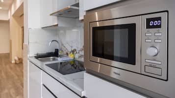 Réfrigérateur, micro-ondes, cafetière/bouilloire, bouilloire électrique