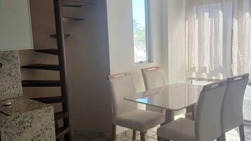 Quarto triplo conforto, vista para a praia | Opções para refeição