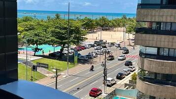 Quarto triplo conforto, vista para a praia | Terraço/pátio