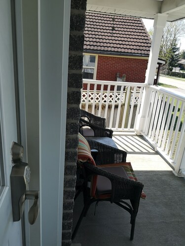Cozy apartment on a dead end street, close to Fanshawe College, free parking
