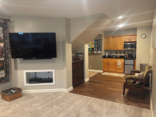 Cozy 1-bedroom apartment close to Athens and OU with property to roam.