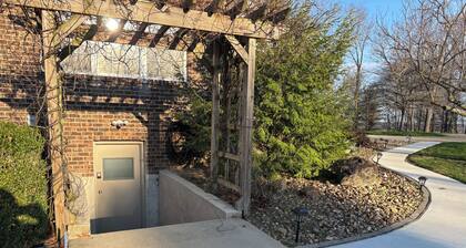 Cozy 1-bedroom apartment close to Athens and OU with property to roam.