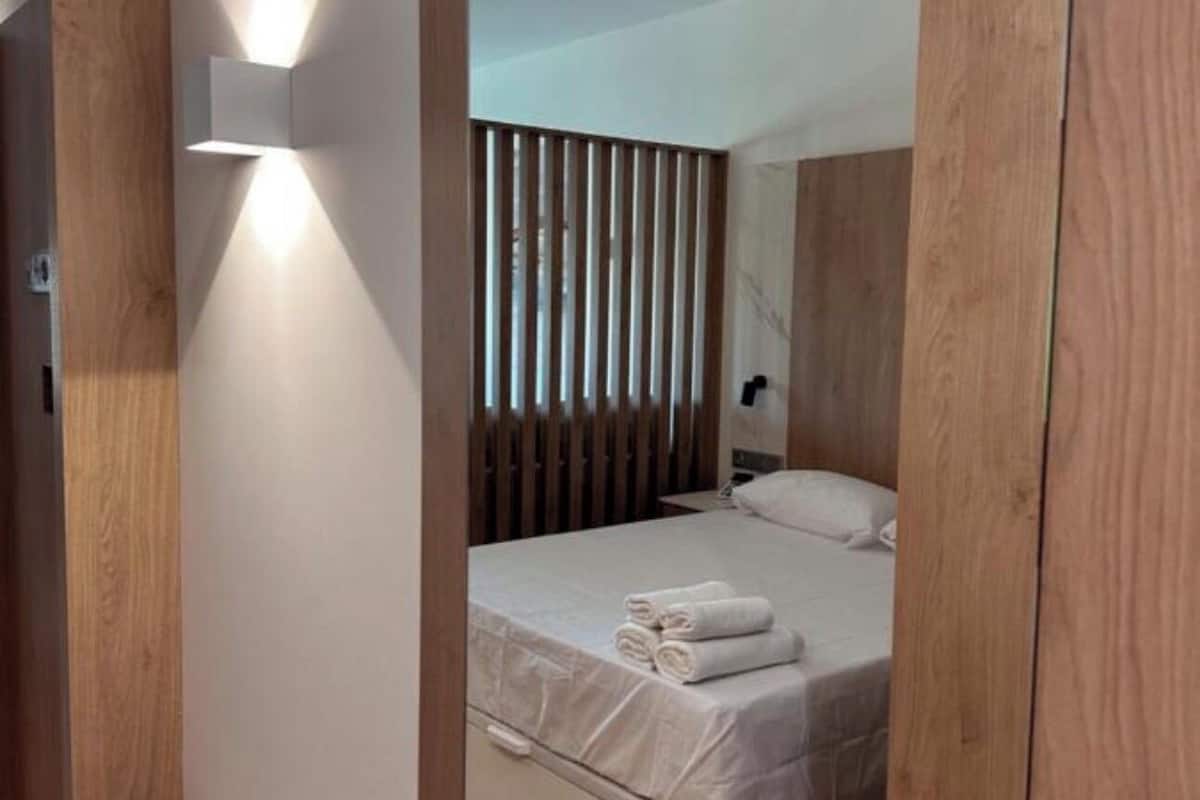 Desk, laptop workspace, free WiFi