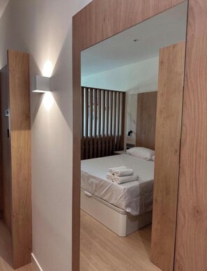 Desk, laptop workspace, free WiFi - Tudcon Palm (Madrid)