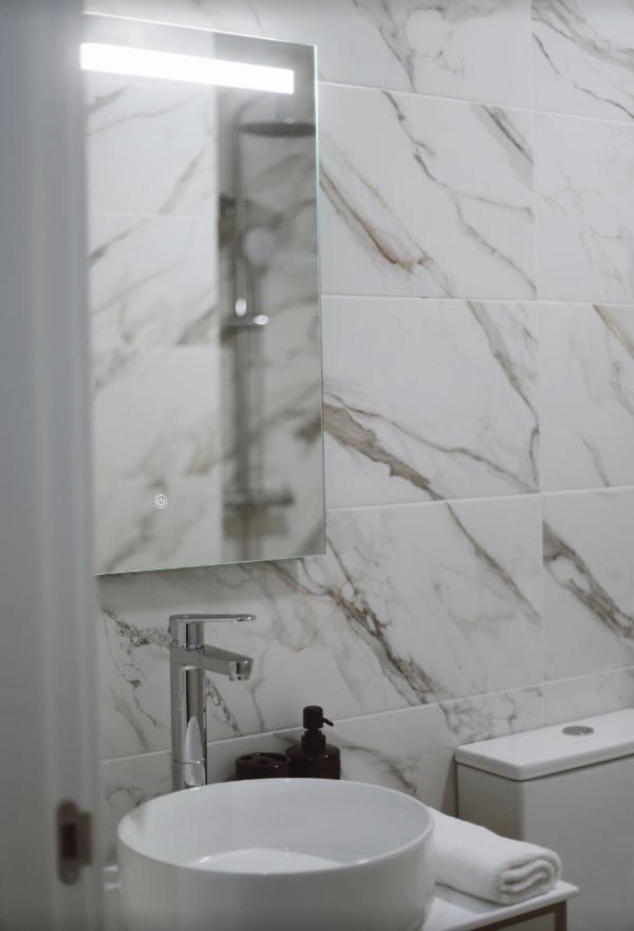 Dusj, håndklær, såpe og sjampo