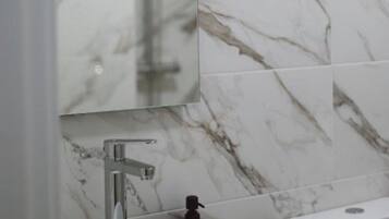 Dusj, håndklær, såpe og sjampo