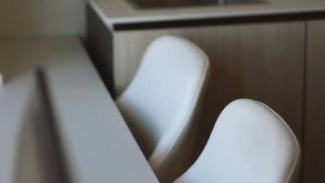 Jääkaappi, mikroaaltouuni, liesi, astianpesukone