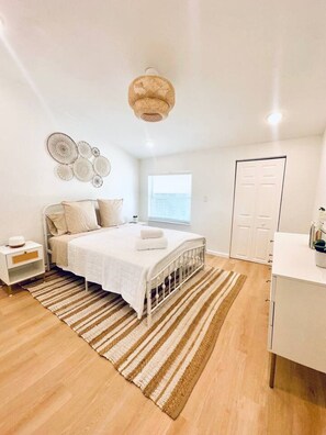 2 bedrooms, desk, iron/ironing board, WiFi